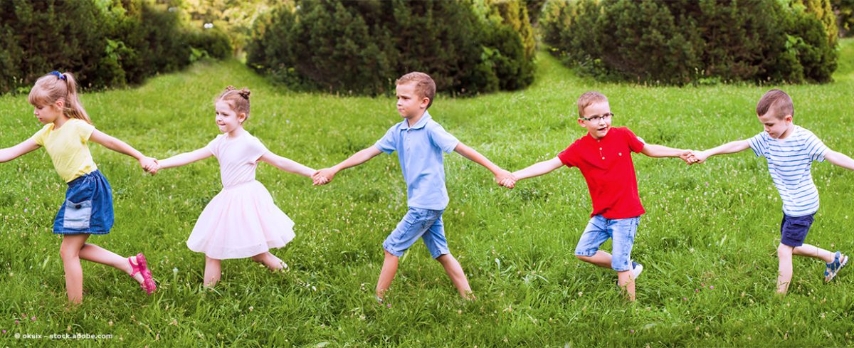 Foto Kinder laufen Hand in Hand durch Gras © oksix – stock.adobe.com