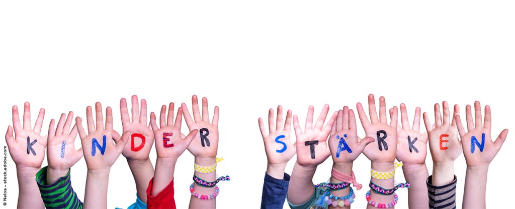 Foto Kinder Handflächen bemalt mit den Worten "KINDER STÄRKEN" © Nelos – stock.adobe.com